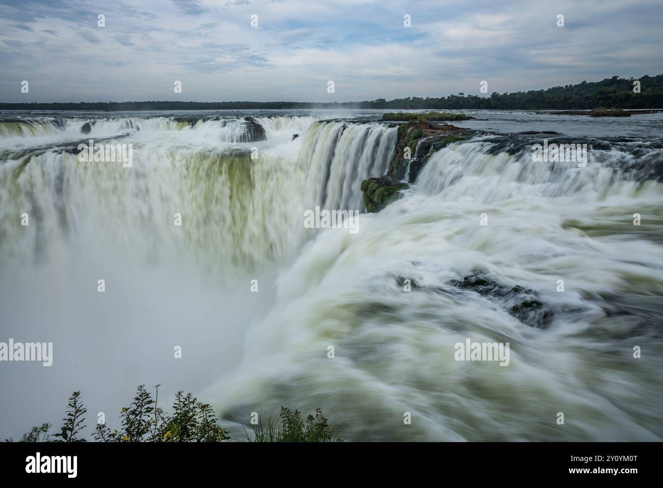 L'eau de la rivière Iguazu tombe sur le précipice de la Garganta del Diablo ou la chute d'eau de la gorge du Diable dans le parc national des chutes d'Iguazu à BOT Banque D'Images