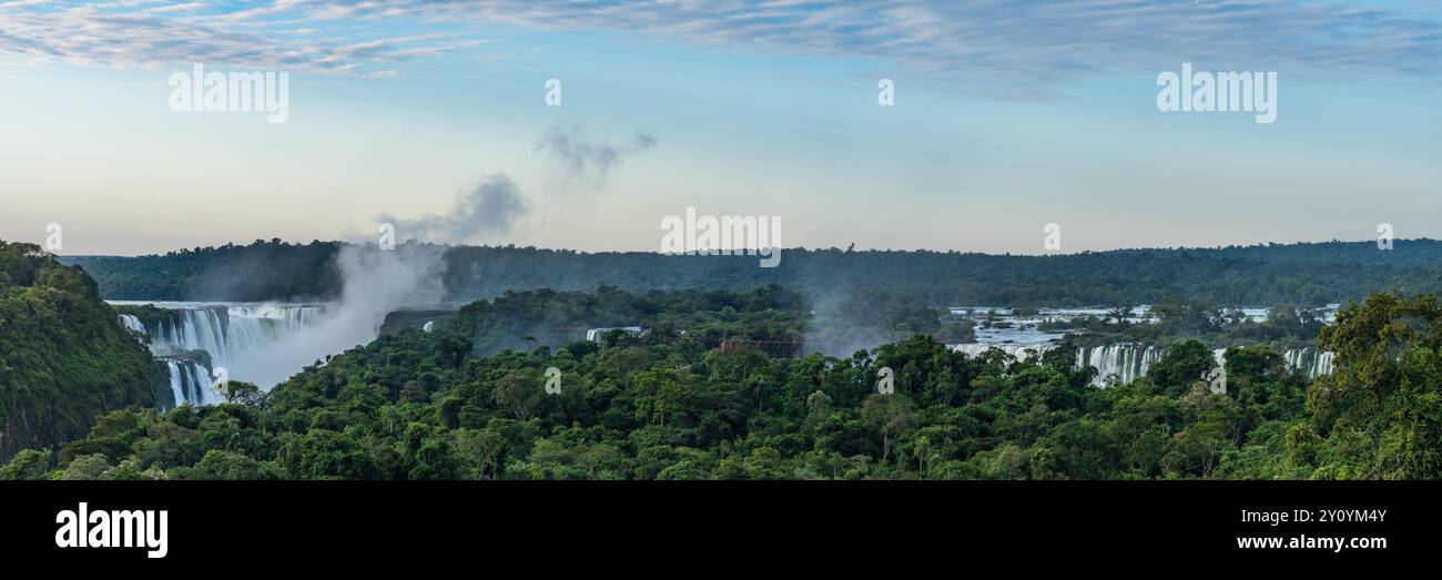 Parc national d'Iguazu au lever du soleil avec un panache de brume s'élevant de la gorge du diable. Le complexe de chutes s'étend sur 2,7 kilomètres avec la frontière Banque D'Images