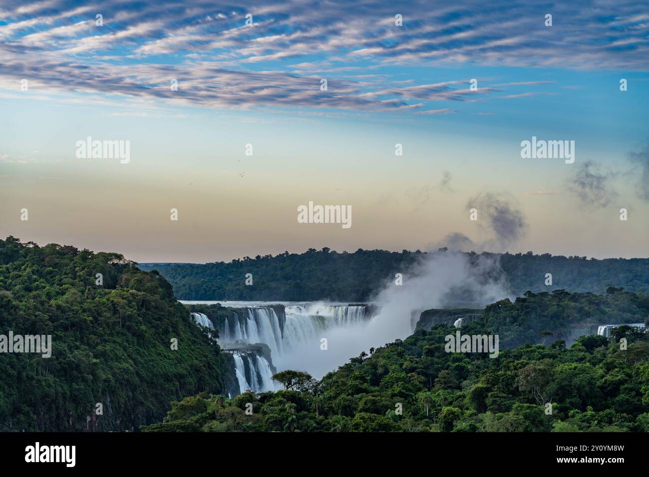 La gorge du Diable ou Garganta del Diablo au lever du soleil au parc national des chutes d'Iguazu en Argentine. Un site classé au patrimoine mondial de l'UNESCO. Le Brésil est sur la gauche Banque D'Images