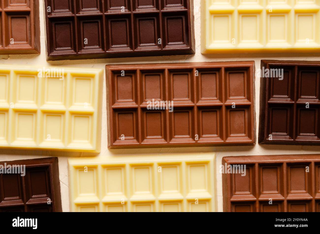 Fond de barres de chocolat noir, au lait et blanc. Vue de dessus. Banque D'Images