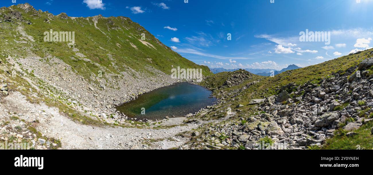 Petit lac dans les montagnes du Vorarlberg, panorama avec des montagnes escarpées et des pâturages alpins, champs d'éboulis et parois rocheuses, été dans les alpes, vacances Banque D'Images