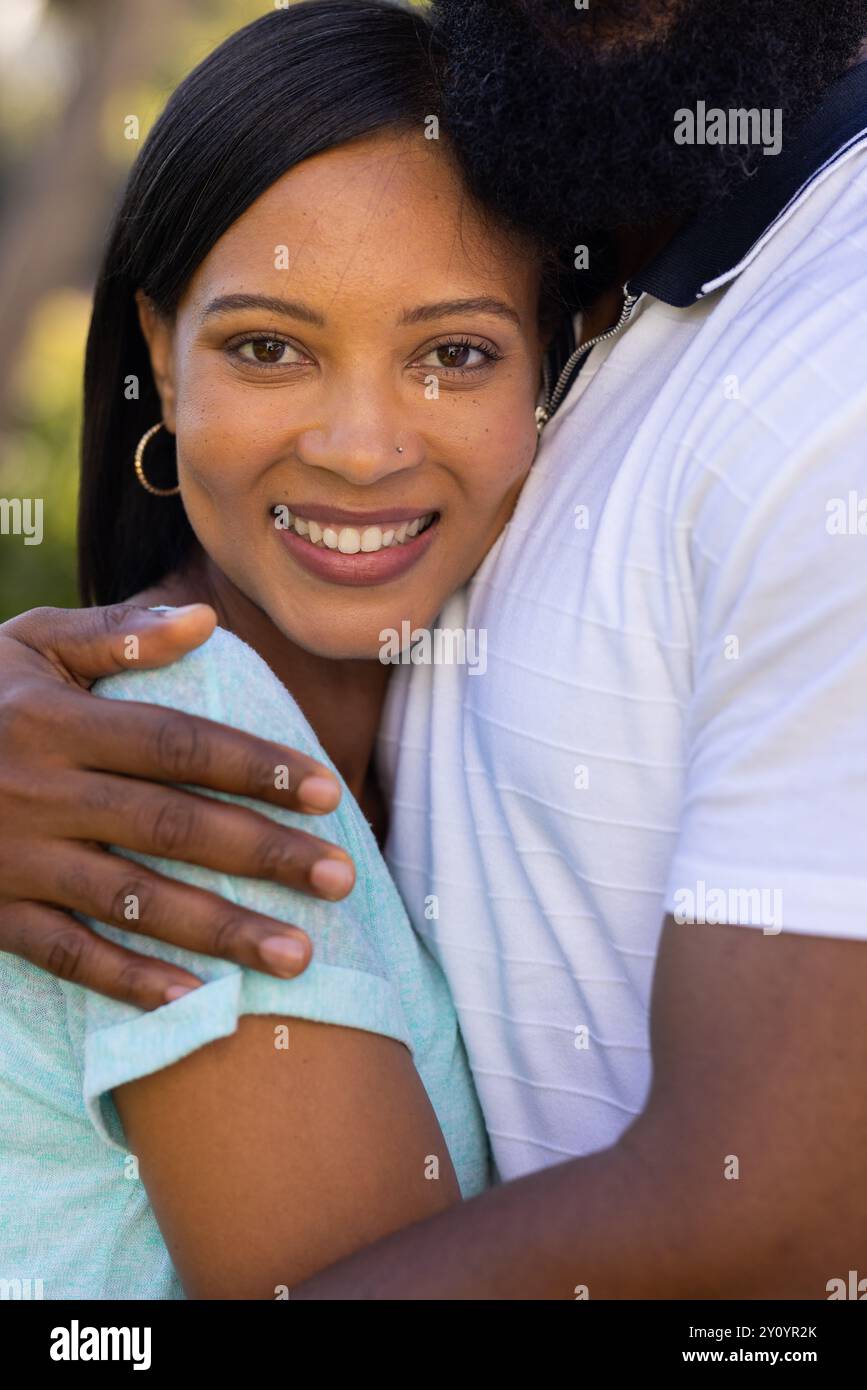 Embrassant homme et souriant, femme montrant de l'affection et du bonheur à l'extérieur Banque D'Images