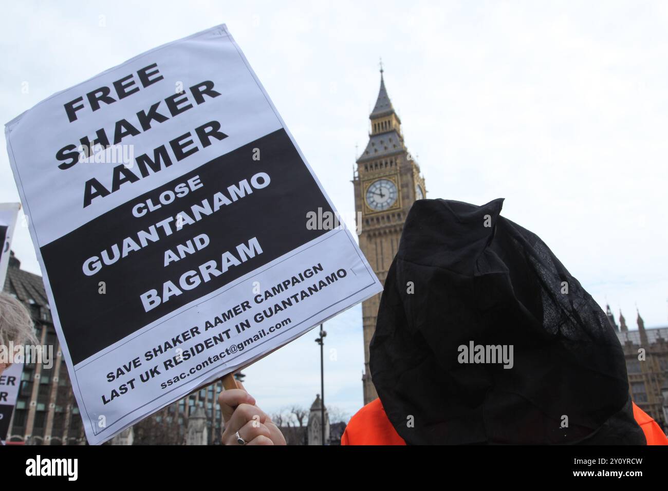 Des manifestants se sont rassemblés sur la place du Parlement à Londres pour protester contre la détention continue de Shakae Aamer à Guantanamo Bay, et pour exiger que le gouvernement britannique travaille à sa libération et à son retour au Royaume-Uni. Parmi les manifestants où ceux qui portent ornement combinaisons, capuches et chaînes. Shakae Aamer est détenue à Guantanamo depuis onze ans sans inculpation ni procès. Sur la place du Parlement pour demander au gouvernement britannique la libération de Shakae Aamer de Guantanamo et son retour au Royaume-Uni. Certaines personnes qui manifestaient portaient des combinaisons, des capuches et des chaînes orange. Shakae Aamer l'a été Banque D'Images