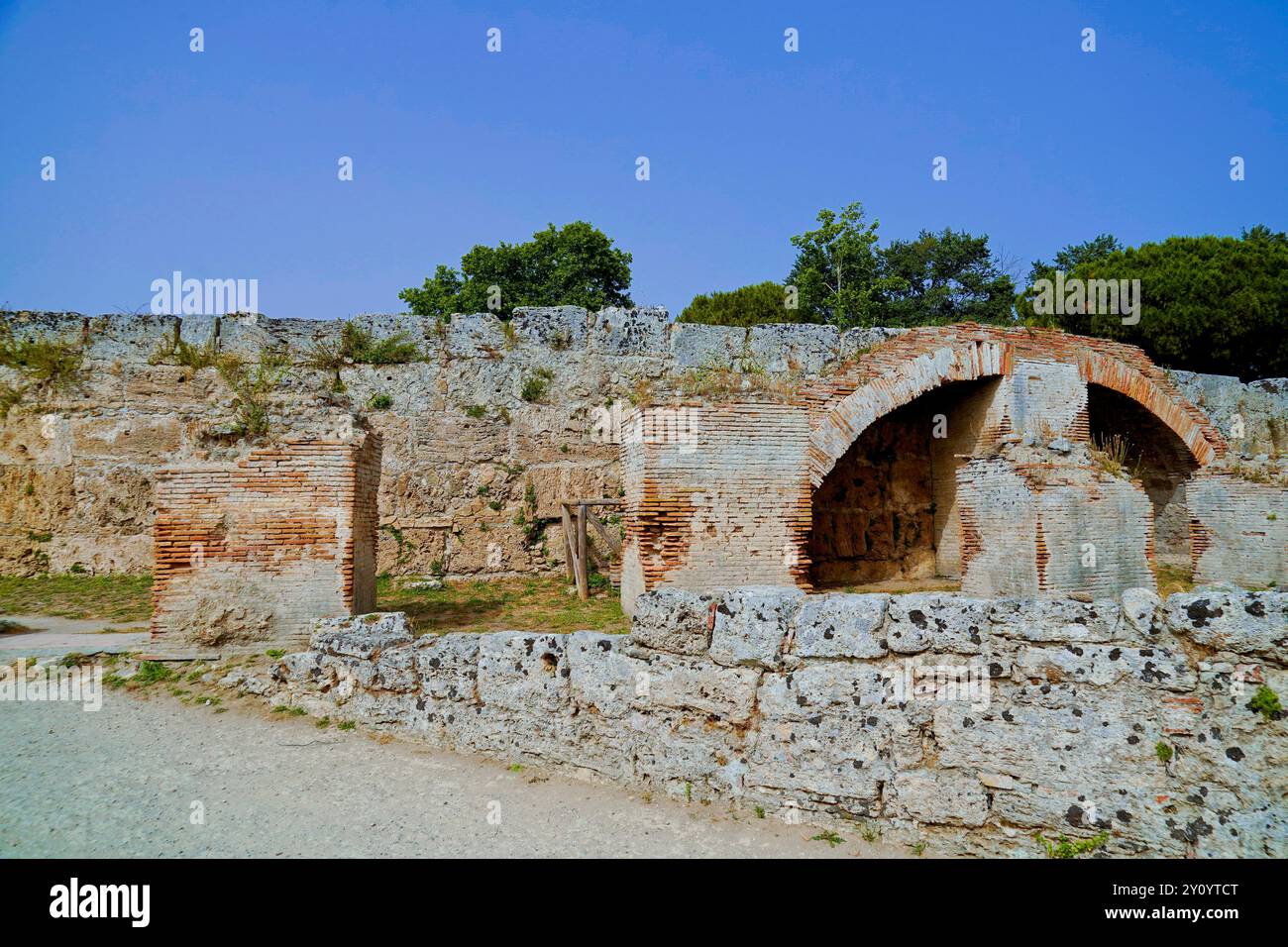 Images et photographies en couleur la magnificence des temples et des fouilles archéologiques de l'ancienne ville grecque de Paestum, Italie, Campanie, vente Banque D'Images
