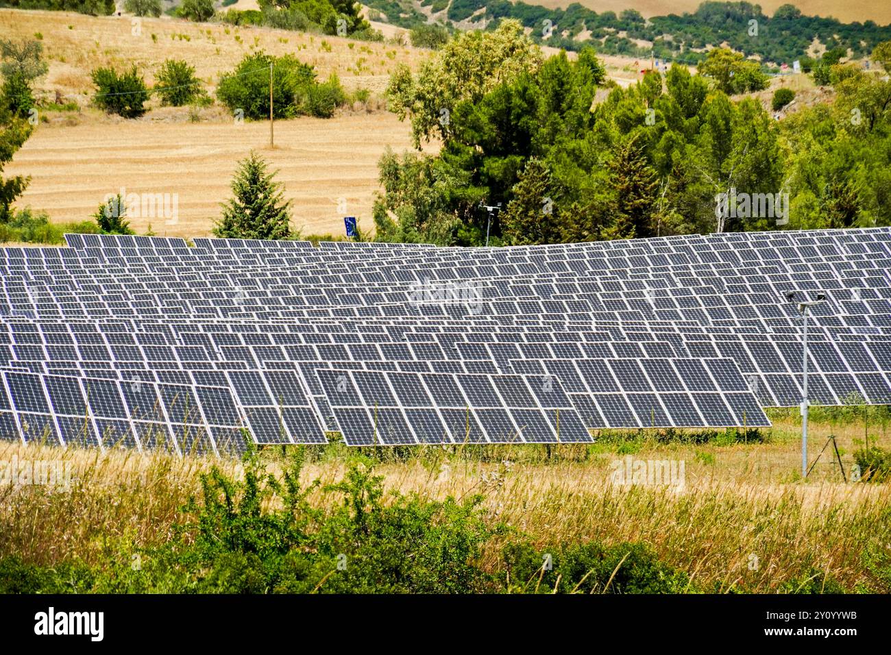 Exemples de production d’énergie éco-durable, panneaux photovoltaïques et éoliennes Banque D'Images