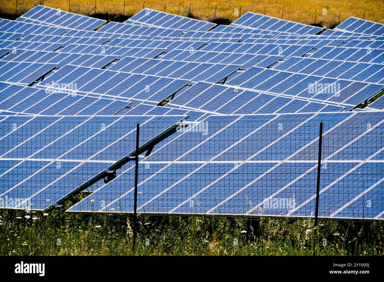 Exemples de production d’énergie éco-durable, panneaux photovoltaïques et éoliennes Banque D'Images