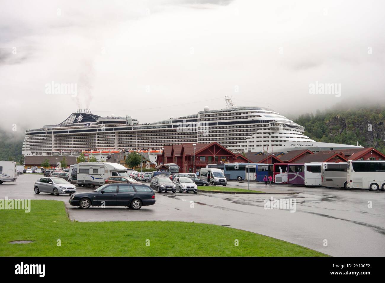 FLAM, NORVÈGE - 12 AOÛT 2016 : navire de croisière MSC Splendida dans le fjord en Norvège temps couvert Banque D'Images