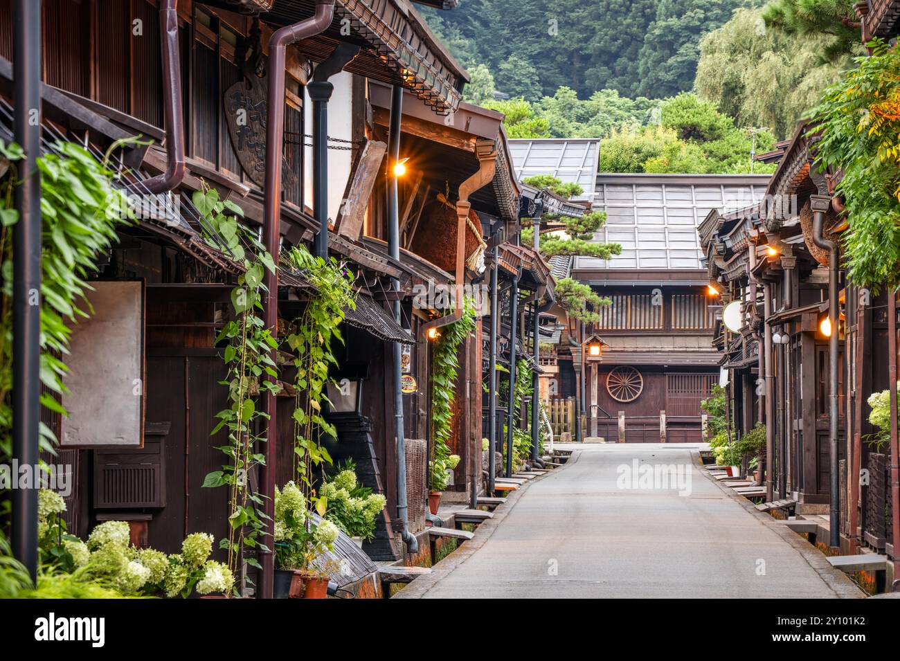 Takayama, Japon dans la rue historique Sannomachi dans la vieille ville au crépuscule. Banque D'Images