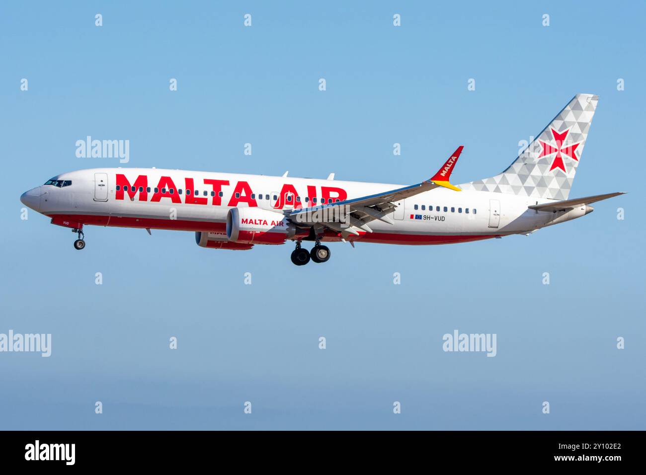 Avion de ligne moderne Boeing 737 MAX de la compagnie aérienne Malta Air atterrissant à l'aéroport de Gran Canaria, Gando. Banque D'Images