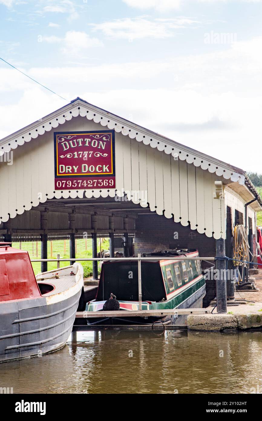 Dutton cale sèche, réparation et entretien des bateaux étroits est un chantier naval classé sur le canal Trent et Mersey à Dutton dans la campagne du Cheshire Banque D'Images