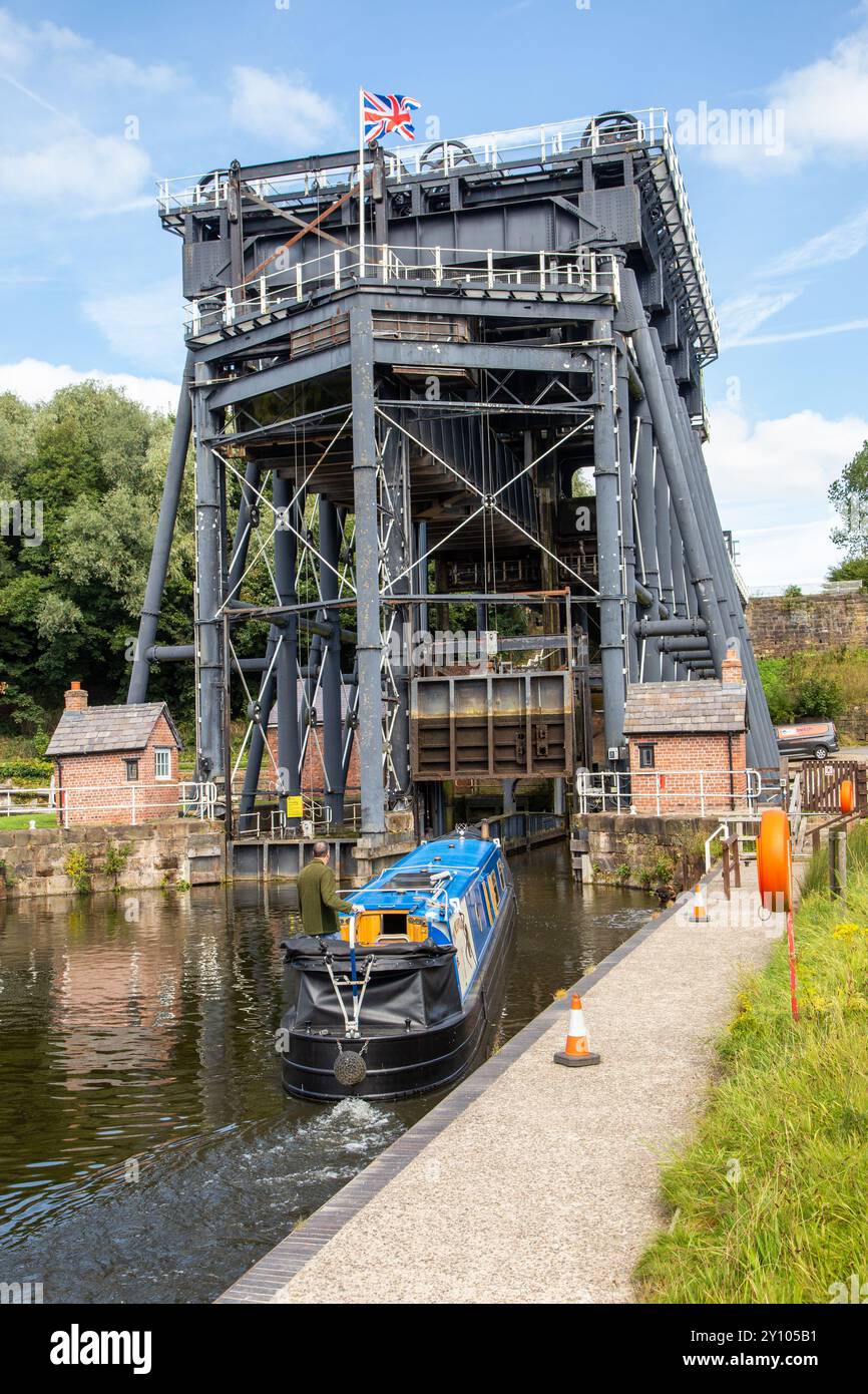 Le chenal entrant dans le pont élévateur Anderton, reliant le canal Trent et Mersey avec la rivière Weaver à Anderton près de Northwich Cheshire Banque D'Images