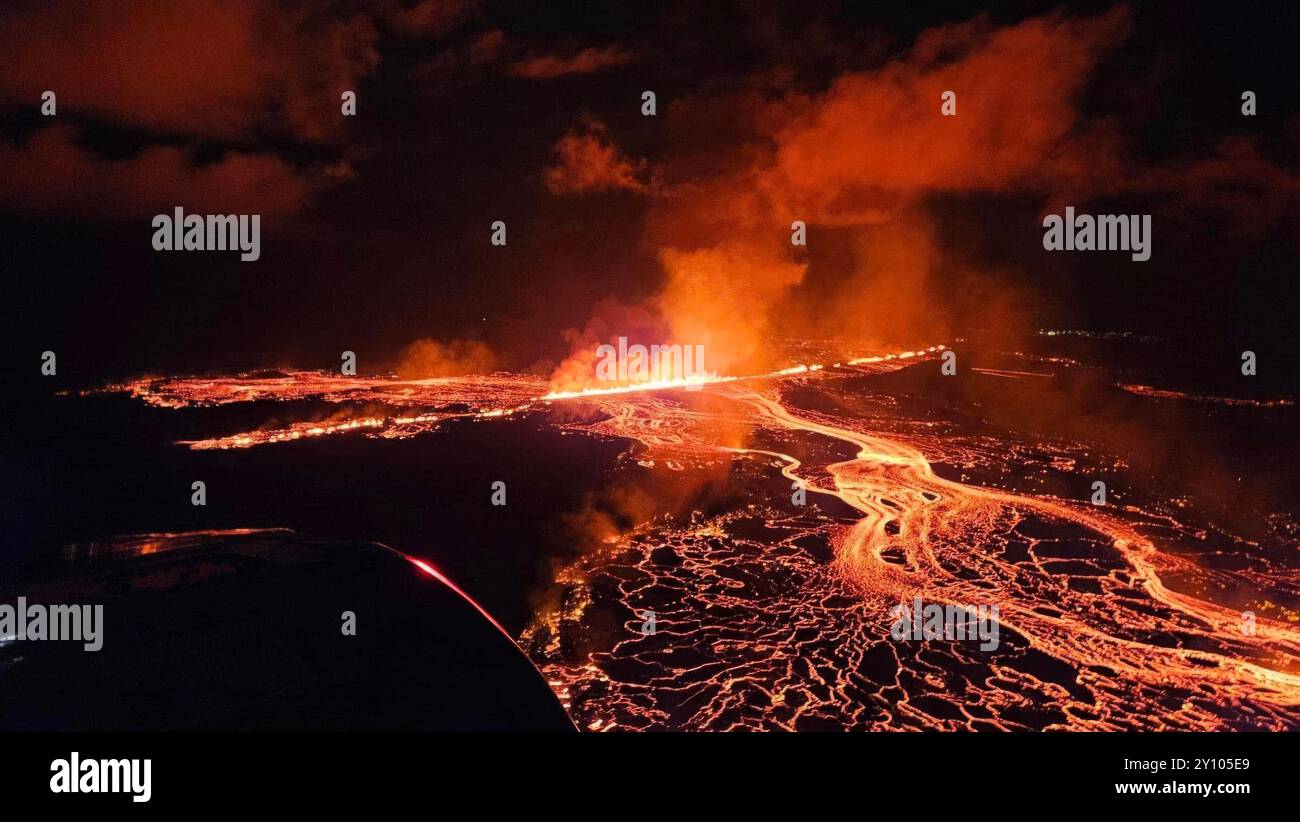 Grindavik, Islande. 02 septembre 2024. Des crues de lave et de fumée provenant d’une nouvelle fissure de 2 km de long du système volcanique de Svartsengi sur la péninsule de Reykjanes, dans le sud-ouest de l’Islande, le 2 septembre 2024 près de Grindavik, en Islande. Crédit : Défense civile islandaise/Almannavarnadeild/Alamy Live News Banque D'Images