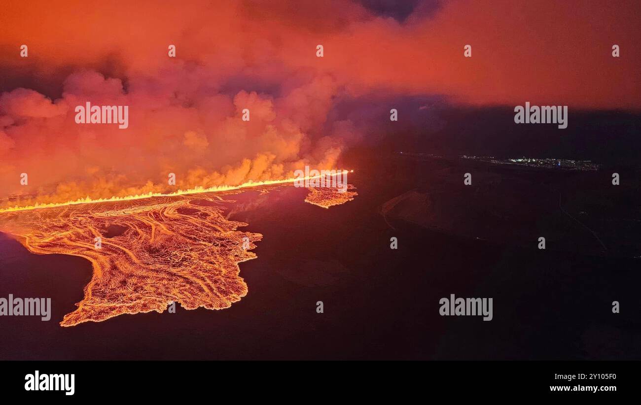 Grindavik, Islande. 02 septembre 2024. Des crues de lave et de fumée provenant d’une nouvelle fissure de 2 km de long du système volcanique de Svartsengi sur la péninsule de Reykjanes, dans le sud-ouest de l’Islande, le 2 septembre 2024 près de Grindavik, en Islande. Crédit : Défense civile islandaise/Almannavarnadeild/Alamy Live News Banque D'Images