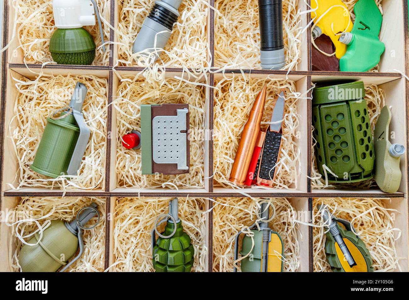 Un ensemble de modèles de grenades à main pour l'entraînement militaire dans le cadre d'exercices de l'armée. Banque D'Images