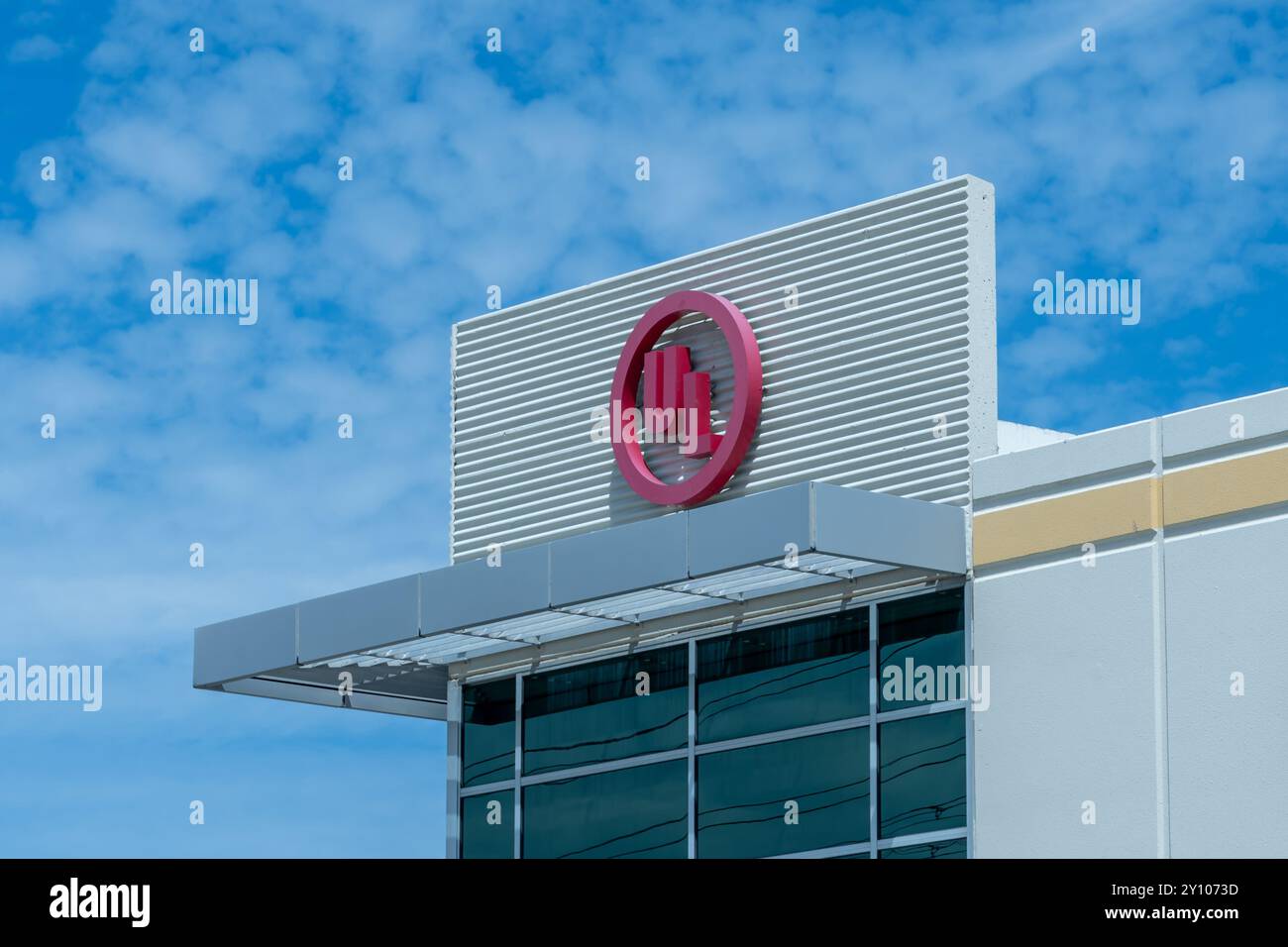 Houston, Texas, États-Unis - 13 avril 2024 : gros plan du logo UL sur le bâtiment de leur usine de Houston, Texas, États-Unis. Banque D'Images