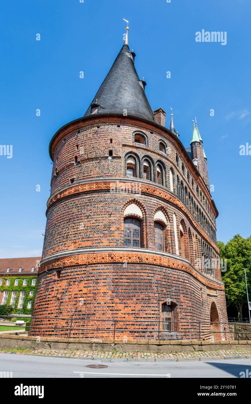 La porte Holsten (Holstentor) à Lübeck, Allemagne, porte occidentale de la ville construite en 1464 dans un style gothique brique, faisant partie des fortifications médiévales. Banque D'Images