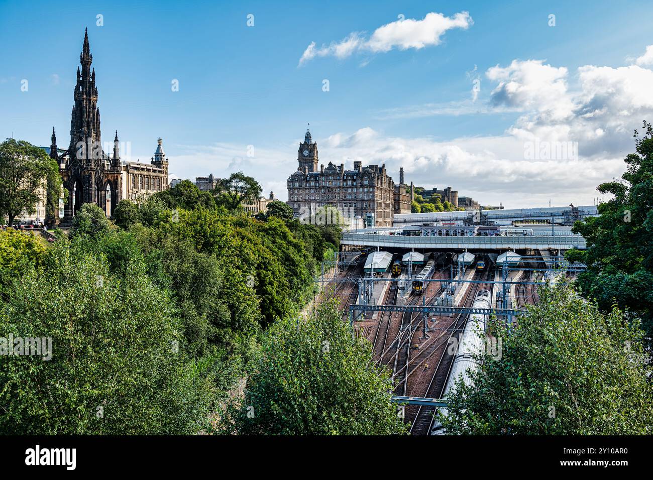 Train arrivant à la gare de Waverley avec vue sur les voies ferrées, Édimbourg, Écosse, Royaume-Uni Banque D'Images