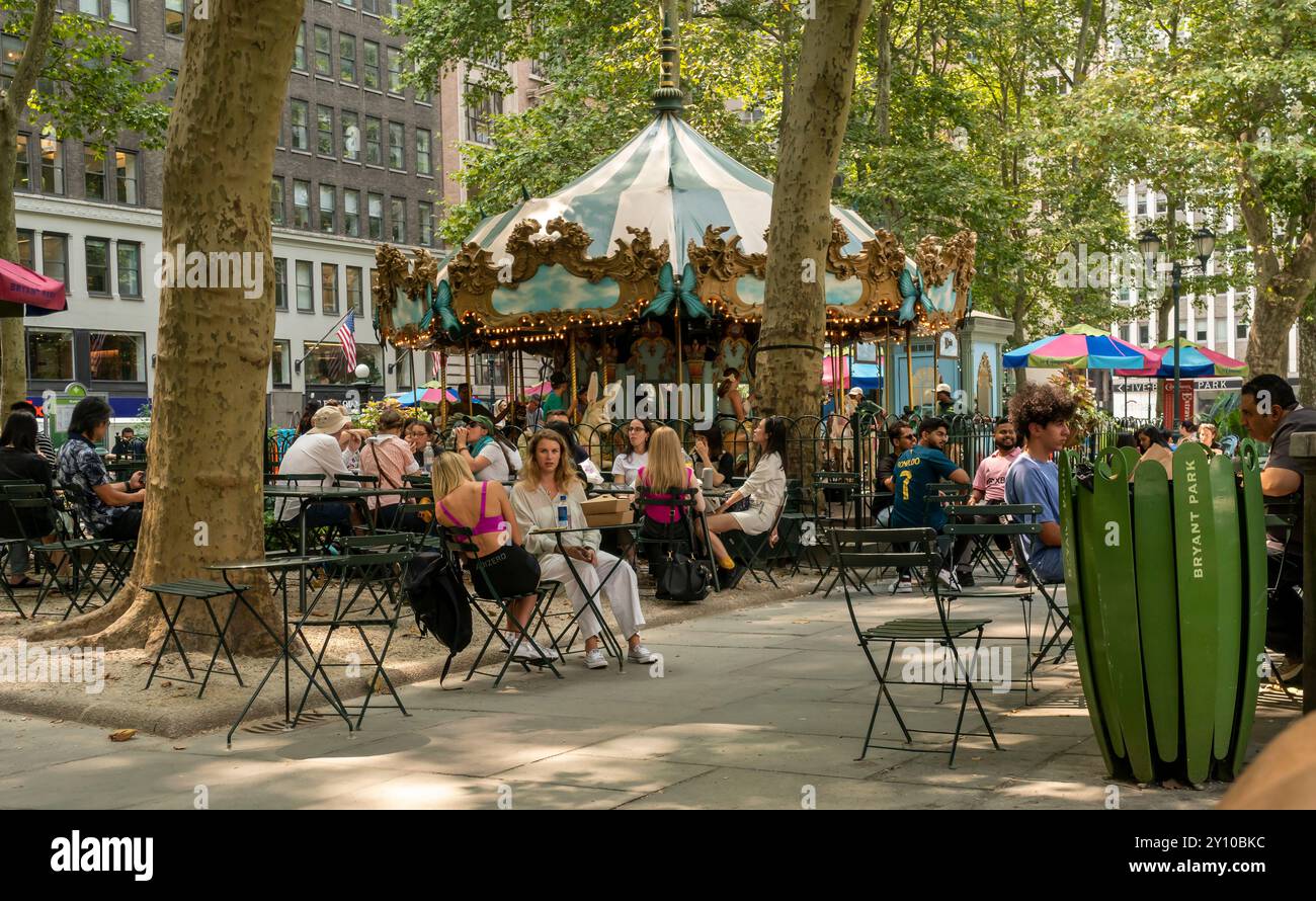 Les visiteurs du Bryant Park à New York apprécient le temps chaud du jeudi 15 août 2024 (© Richard B. Levine) Banque D'Images