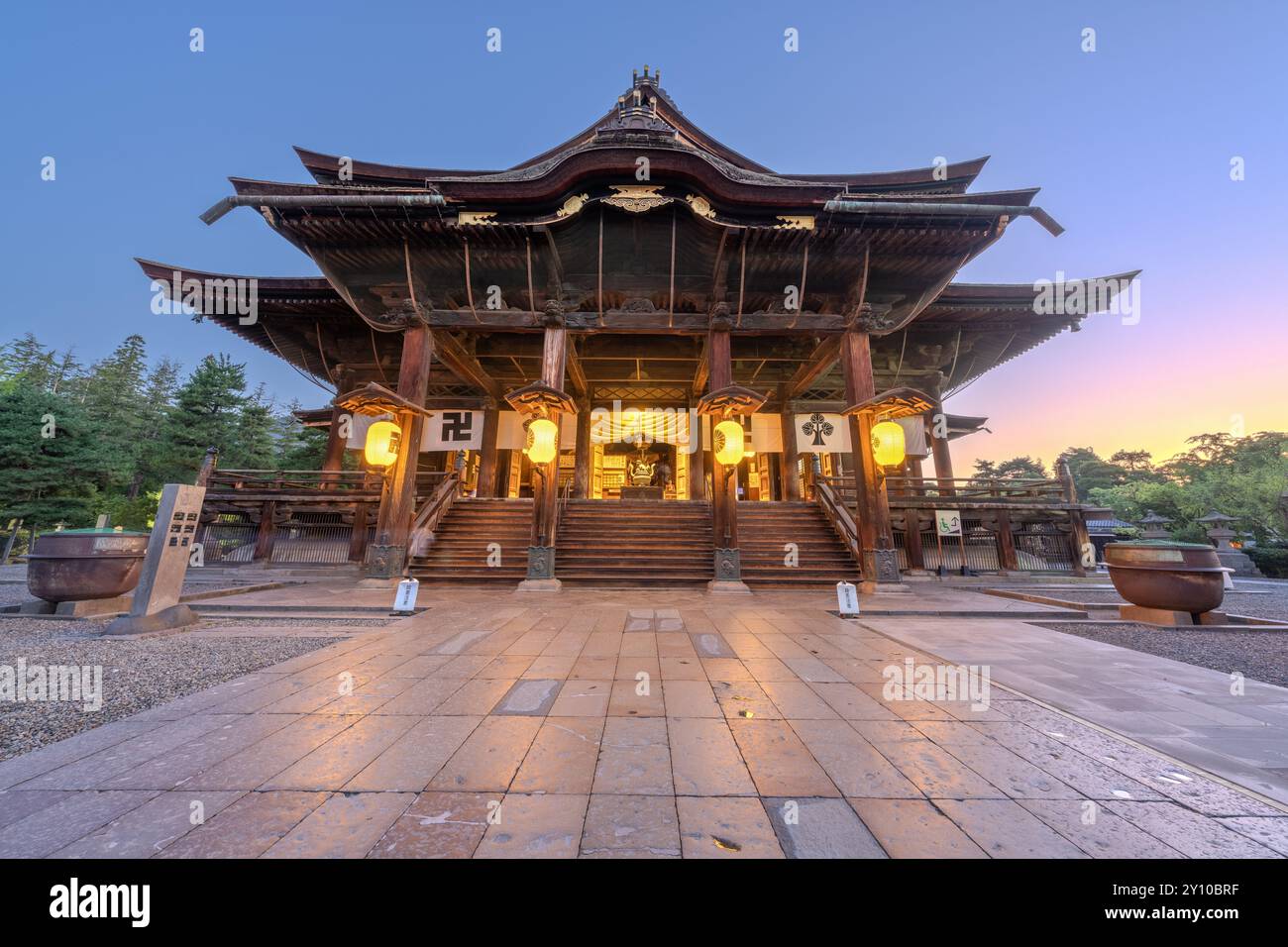 Temple Zenkoji, Nagano, Japon temple du terrain et salle principale à l'aube. Banque D'Images