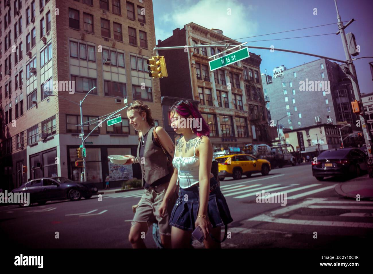 Femme tatouée dans le quartier New-yorkais de Chelsea le dimanche 18 août 2024. (© Richard B. Levine) Banque D'Images