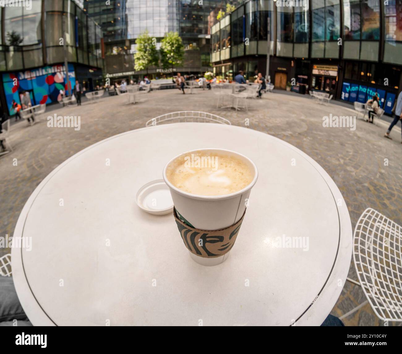 Un grand Pumpkin Spice Latte de Starbucks est vu sur la plaza of Manhattan West à New York le premier jour de sa disponibilité, le jeudi 22 août 2024. La saison annuelle du latte à la citrouille aux épices est arrivée avec Starbucks qui lance sa boisson au café aromatisée la plus tôt dans les 21 ans. (© Richard B. Levine) Banque D'Images