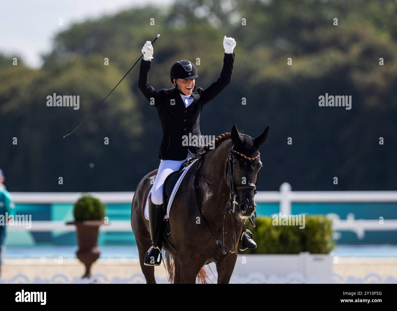 PARIS, FRANCE - 04 SEPTEMBRE : Regine Mispelkamp (GER) avec Horse Highlander Delights célèbre après les compétitions para équestres (dressage) au Chaeteau de Versailles des Jeux paralympiques d'été de Paris 2024 le 04 septembre 2024 à Paris, France. (Photo de Mika Volkmann) crédit : Mika Volkmann/Alamy Live News Banque D'Images