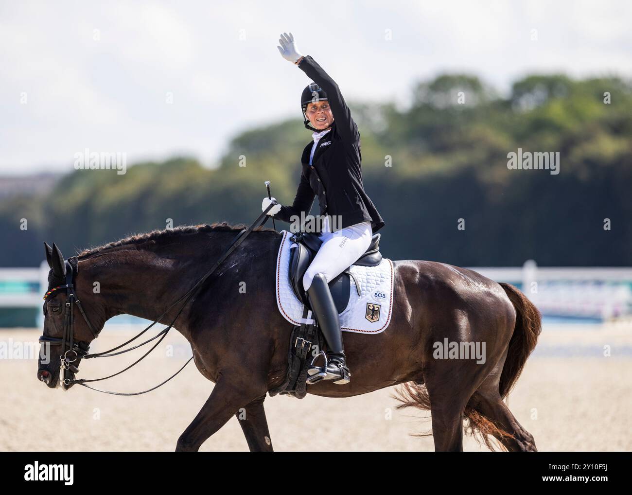 PARIS, FRANCE - 04 SEPTEMBRE : Regine Mispelkamp (GER) avec Horse Highlander Delights célèbre après les compétitions para équestres (dressage) au Chaeteau de Versailles des Jeux paralympiques d'été de Paris 2024 le 04 septembre 2024 à Paris, France. (Photo de Mika Volkmann) crédit : Mika Volkmann/Alamy Live News Banque D'Images