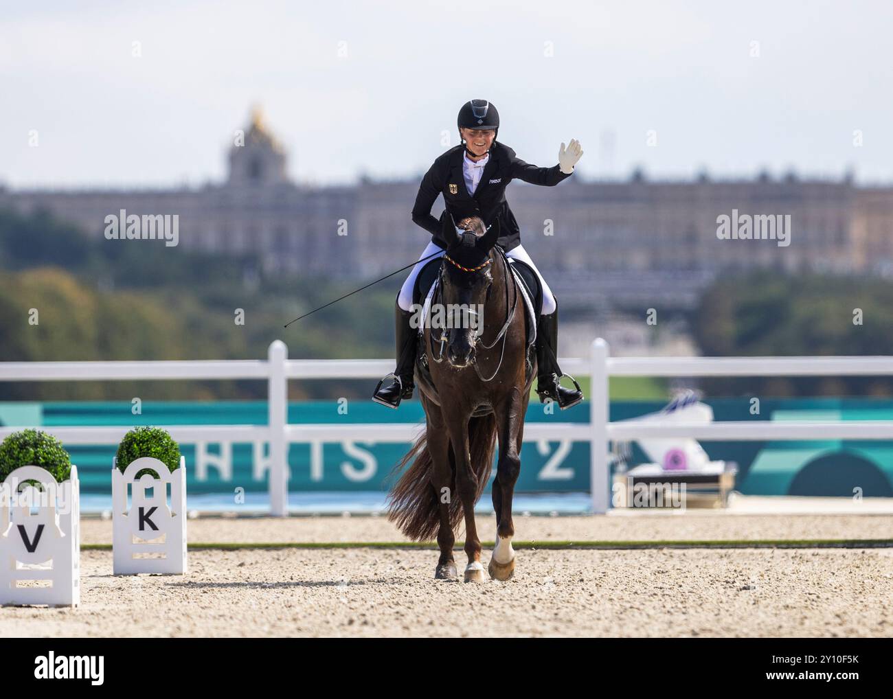 PARIS, FRANCE - 04 SEPTEMBRE : Regine Mispelkamp (GER) avec Horse Highlander Delights célèbre après les compétitions para équestres (dressage) au Chaeteau de Versailles des Jeux paralympiques d'été de Paris 2024 le 04 septembre 2024 à Paris, France. (Photo de Mika Volkmann) crédit : Mika Volkmann/Alamy Live News Banque D'Images