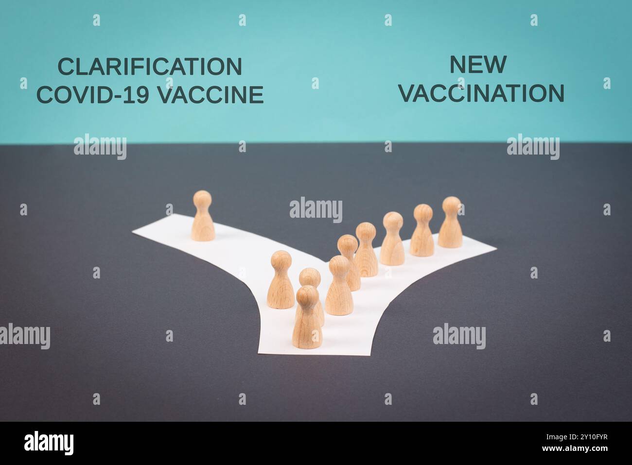 Foule de gens suivent le chemin de la nouvelle vaccination, on veut des éclaircissements sur le vaccin covid-19, la propagande, la théorie du complot, les médias et la manipulation Banque D'Images