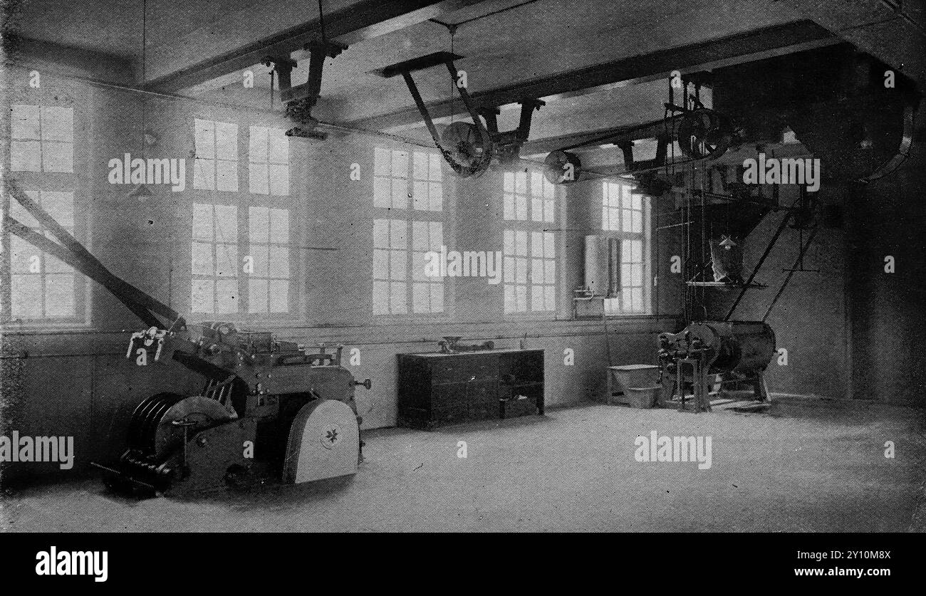 Machines à pétrir et à diviser dans la boulangerie Co-Op à Barrow Road, Northampton. Tiré d'une série de photographies célébrant le jubilé de la Northampton Co-operative Society Ltd, (1870-1920). La Co-operative Society était une coopérative britannique de consommateurs et est connue aujourd'hui sous le nom de Co-operative Group Ltd. Aux XIXe et XXe siècles, les coopératives étaient exploitées sur une base régionale. Banque D'Images