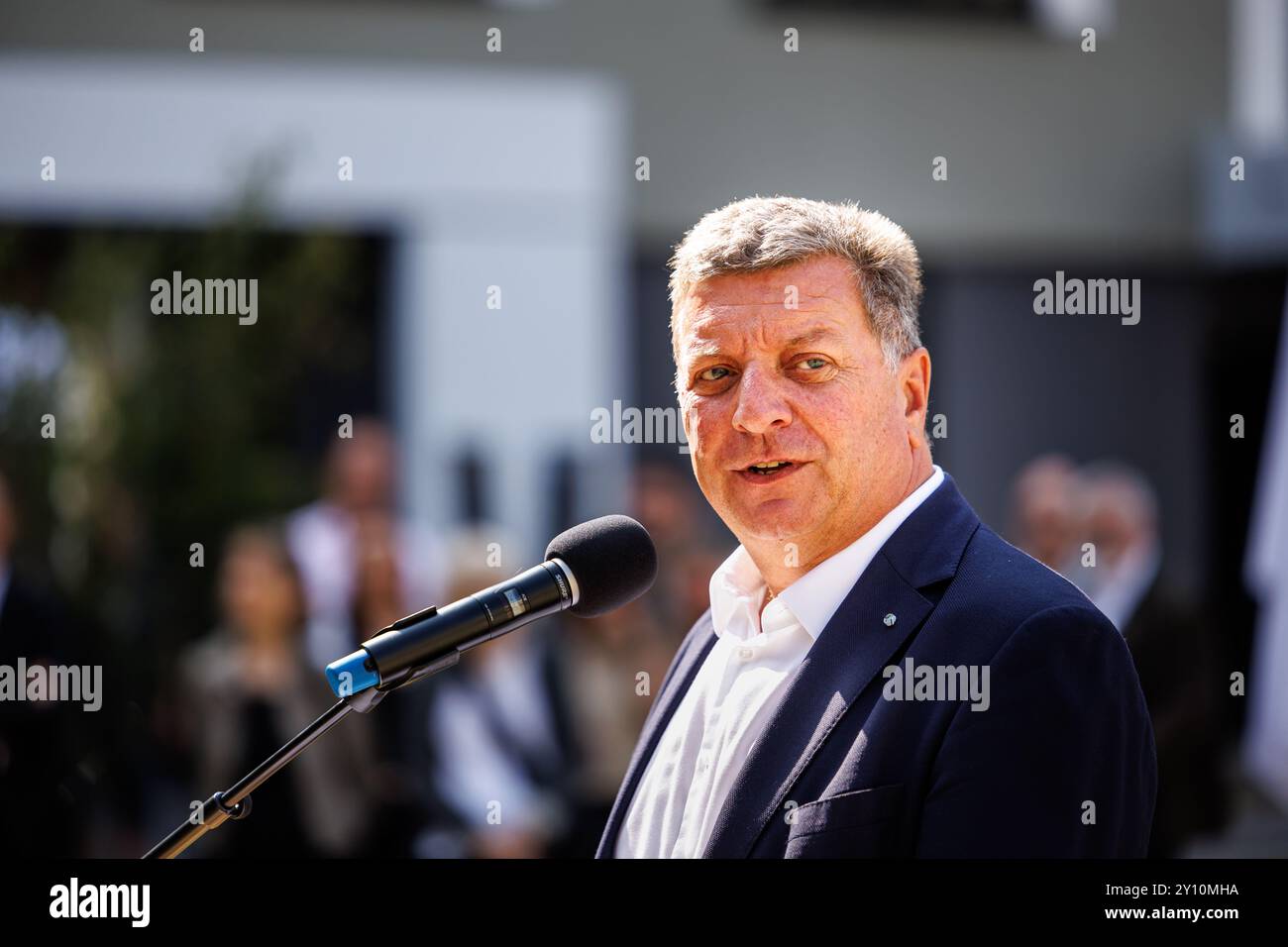 Munich, Allemagne. 04th Sep, 2024. Christian Bernreiter (CSU), ministre des Transports de Bavière, prend la parole lors de la cérémonie d'accueil des premiers locataires du quartier résidentiel de Munich Stadibau 'Südliches Oberwiesenfeld' le 4 septembre 2024 à Munich (Bavière). Stadibau est une société de logement de l'État libre de Bavière, qui s'est fixé pour objectif de fournir des logements abordables et adaptés aux besoins des fonctionnaires dans le sud de la Bavière, de Kempten à Munich et Passau. Crédit : Matthias Balk/dpa/Alamy Live News Banque D'Images