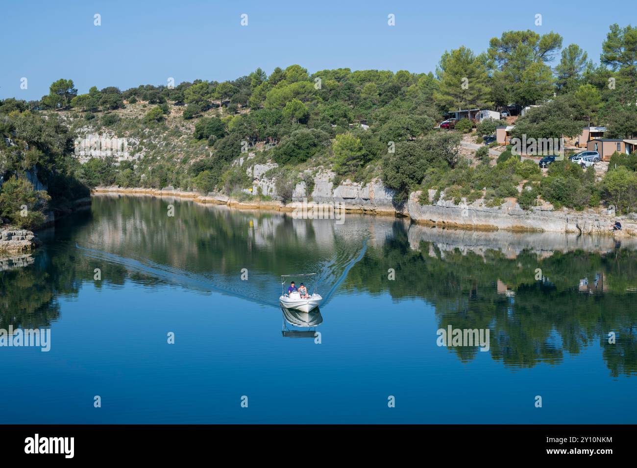 Aiguines, Var, France, 28 août 2024. Un couple profite d'une journée d'été en bateau électrique, glissant dans les magnifiques Gorges du Verdon Banque D'Images