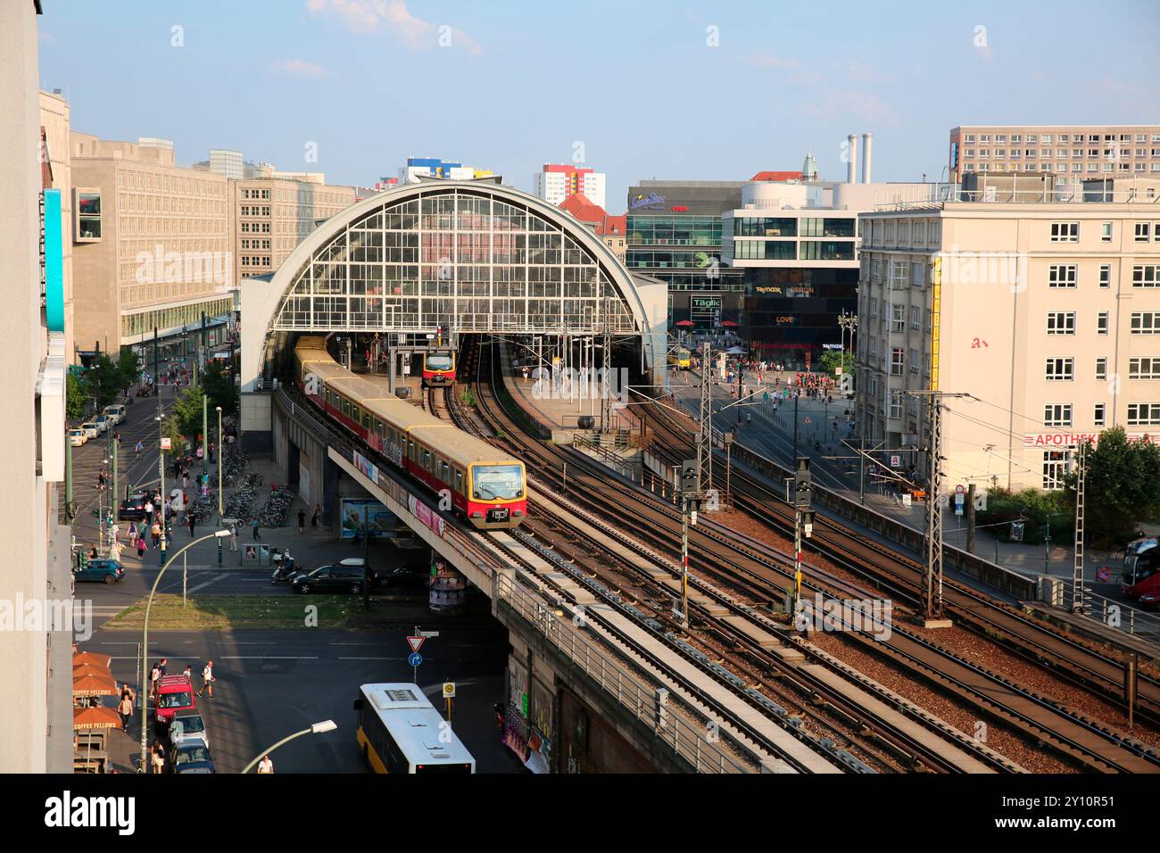 S-Bahn Berlin sur la ligne de métro léger près de Alexanderplatz Banque D'Images