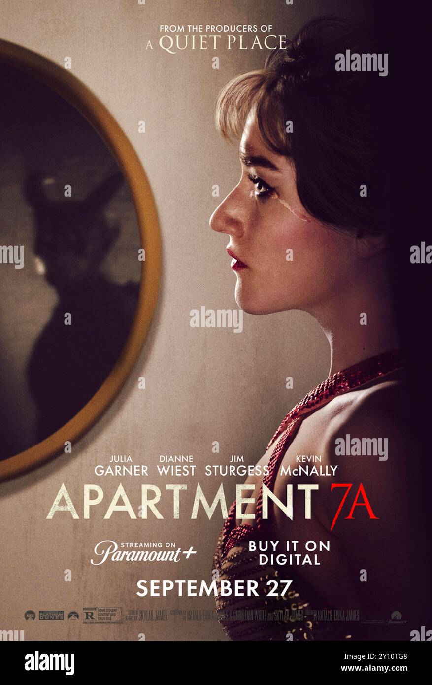 Appartement 7A (2024) réalisé par Natalie Erika James et mettant en vedette Julia Garner, Dianne Wiest et Jim Sturgess. Préquelle au bébé de Rosemary à New York, 1965. Que s'est-il passé dans l'appartement avant que Rosemary emménage ? Une danseuse en difficulté se retrouve entraînée dans les forces obscures par un couple particulier promettant sa renommée. Affiche publicitaire AMÉRICAINE ***USAGE ÉDITORIAL SEULEMENT ***. Crédit : BFA / Paramount+ Banque D'Images