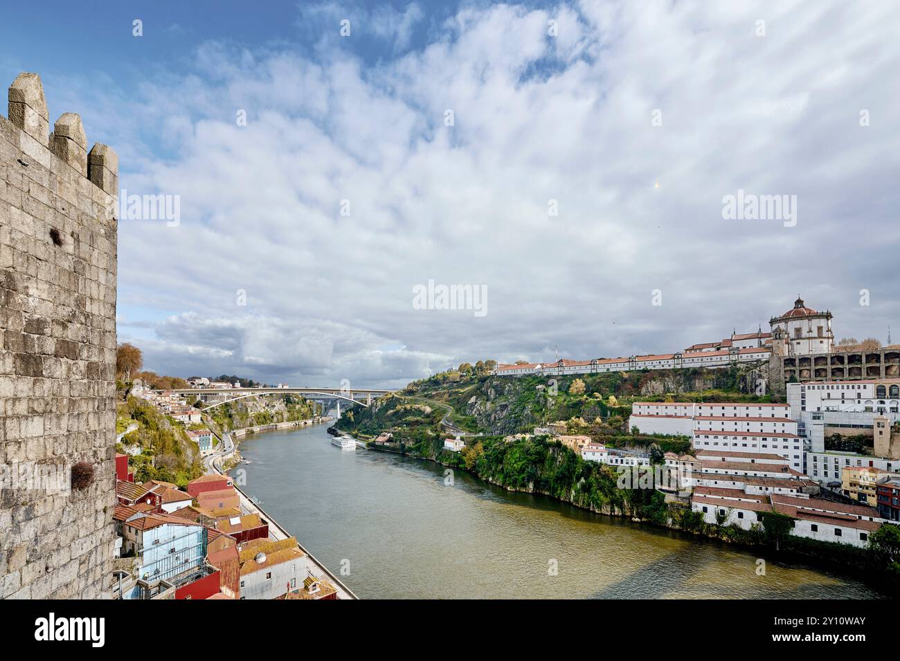 Le fleuve Douro à Porto, muraille de la vieille ville Muralha Fernandina, église et monastère Serra do Pilar Banque D'Images