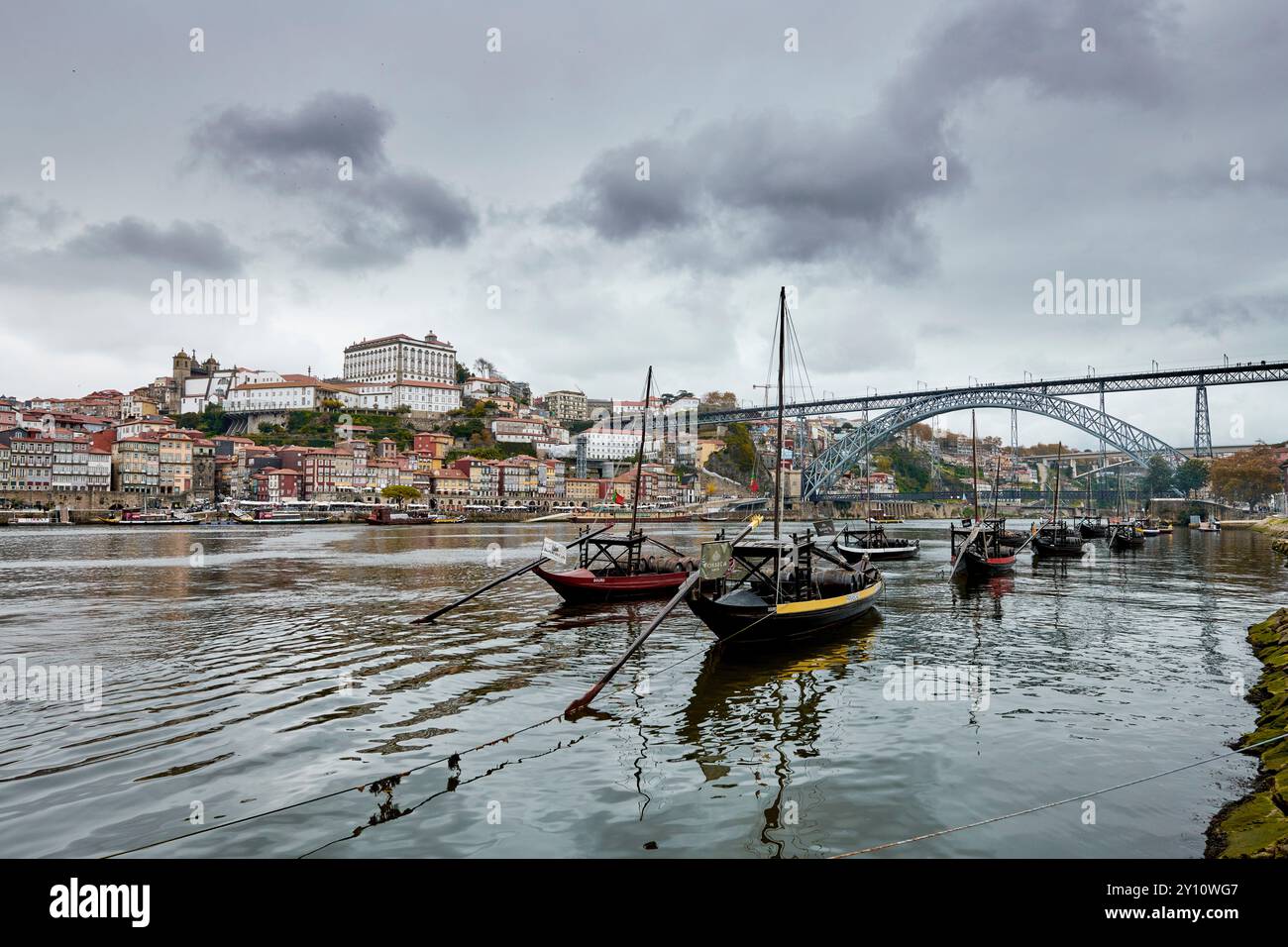 Bateaux de vin de Porto Barcos rabelos amarré dans le port de Vila Nova de Gaia avec en toile de fond la vieille ville de Porto et le pont Ponte Dom Luis I sur le fleuve Douro Banque D'Images