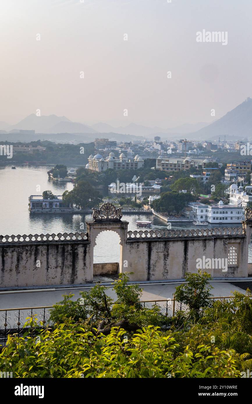 Vue sur la ville du lac avec palais artistique au bord du lac au jour image est prise au palais de la ville, Udaipur rajasthan inde. Banque D'Images