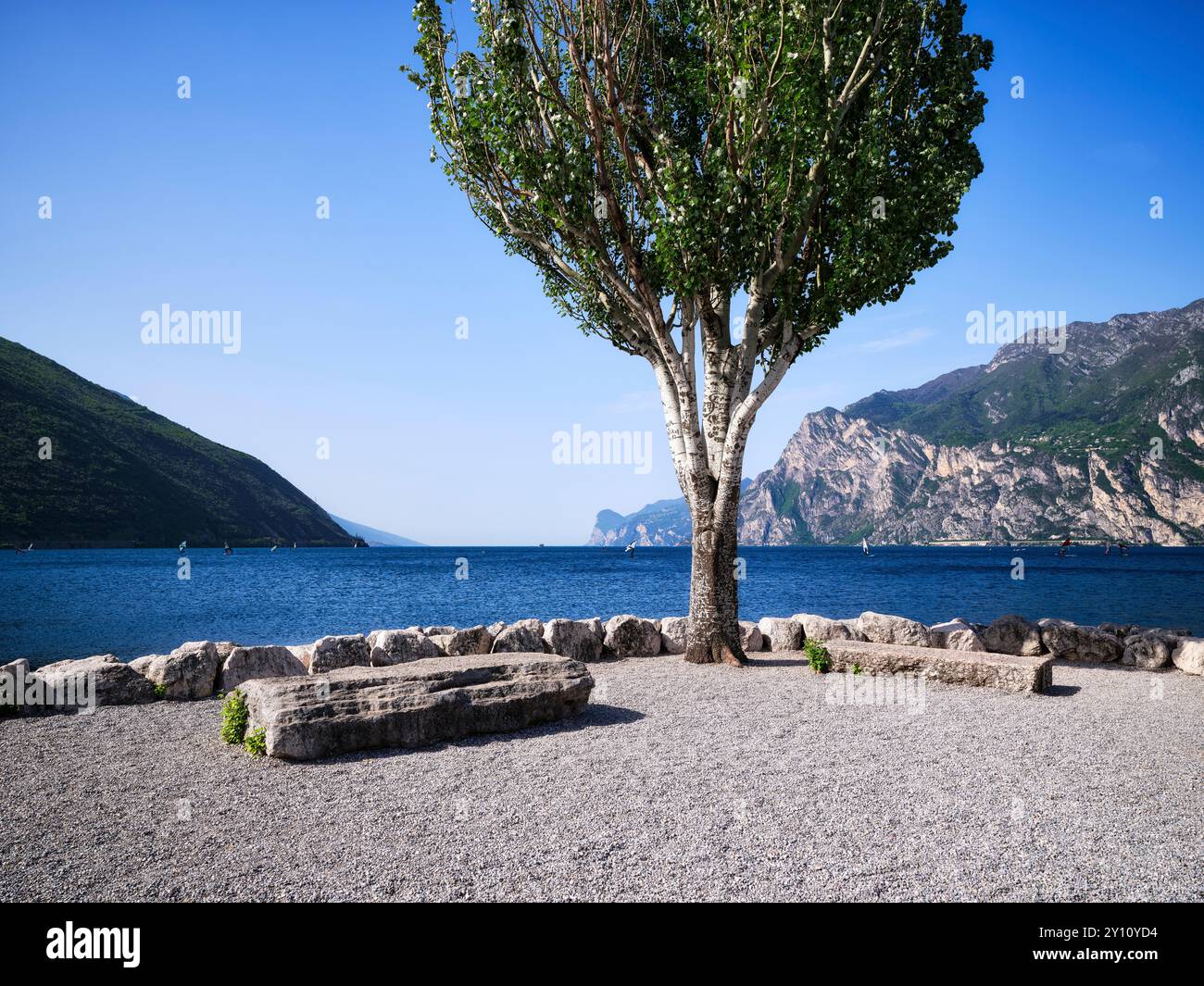 Vue sur le lac de Garde, Torbole Banque D'Images