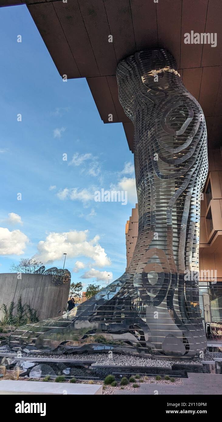 Amsterdam, pays-Bas - 15 mars 2024 : gros plan d'une tour sculpturale futuriste aux motifs métalliques complexes, faisant partie du complexe urbain innovant un Banque D'Images