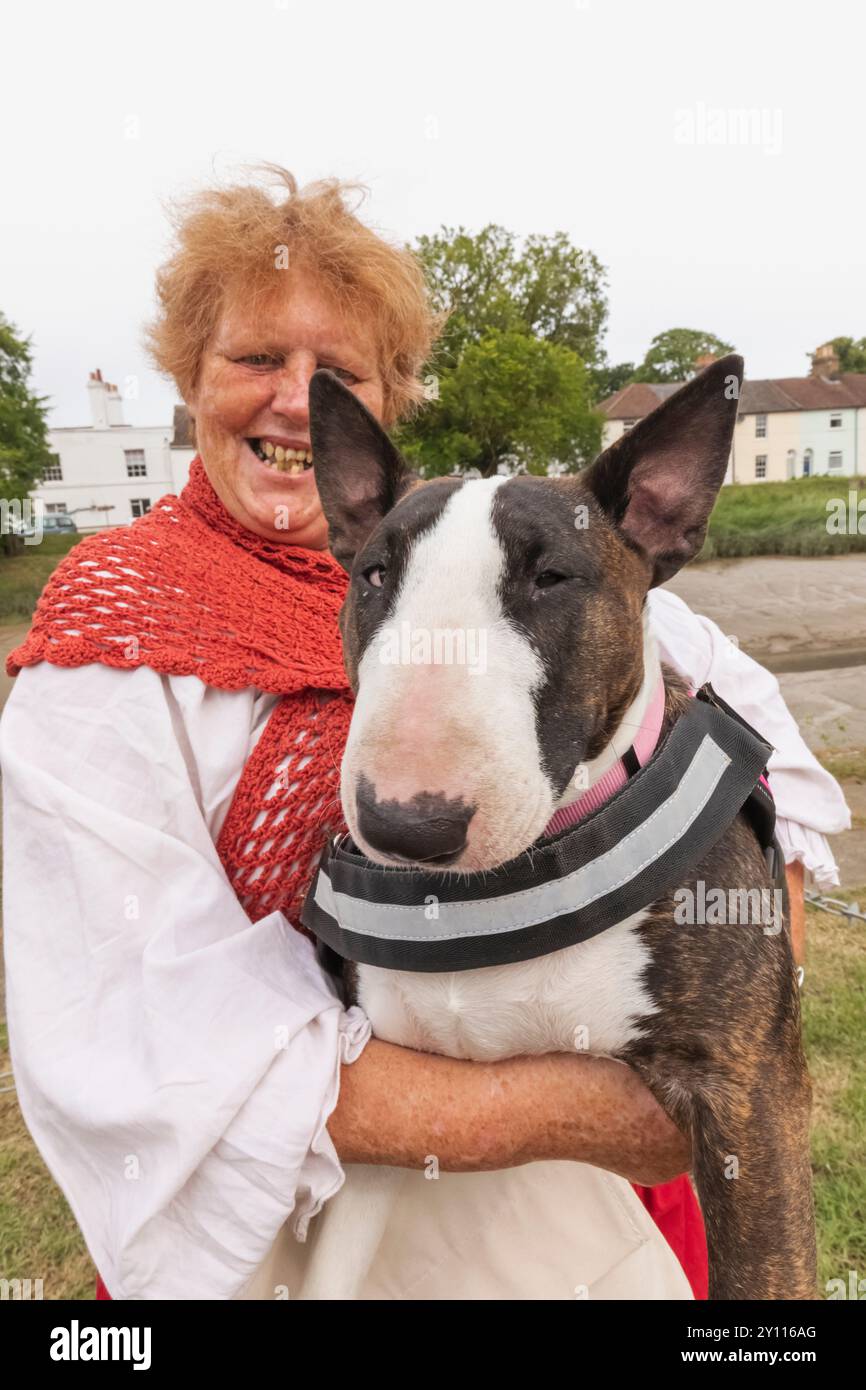Angleterre, Kent, Faversham, Festival annuel des pirates, femme tenant grand chien Banque D'Images