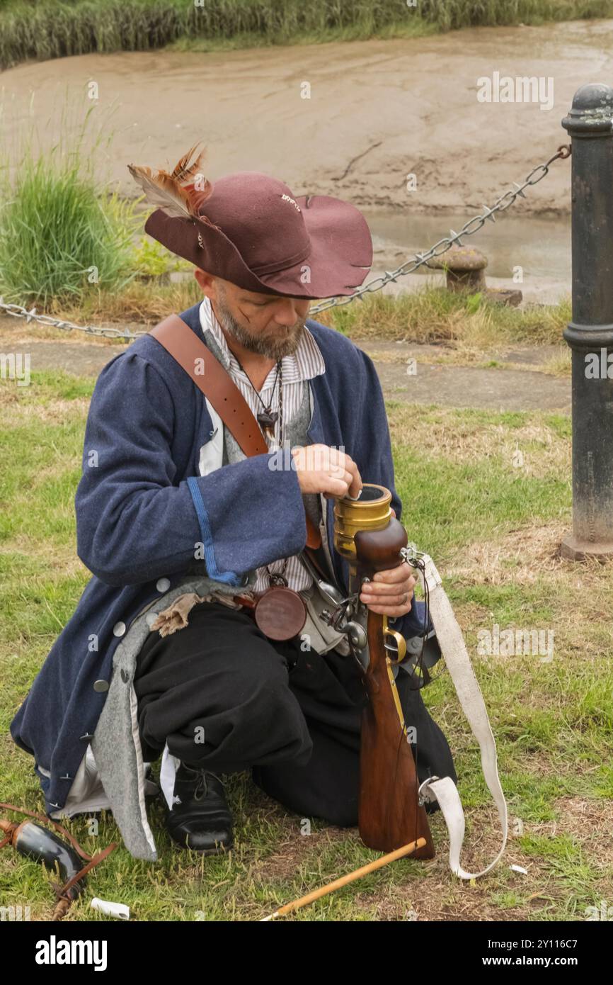 Angleterre, Kent, Faversham, Festival annuel des pirates, Portrait de participant masculin habillé en costume de pirate Banque D'Images