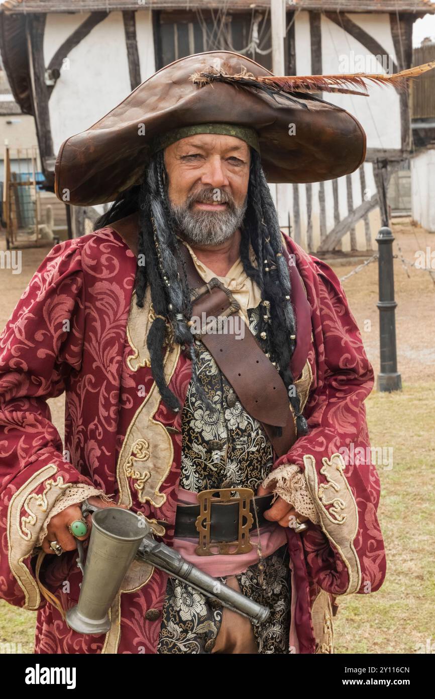 Angleterre, Kent, Faversham, Festival annuel des pirates, Portrait de participant masculin habillé en costume de pirate Banque D'Images