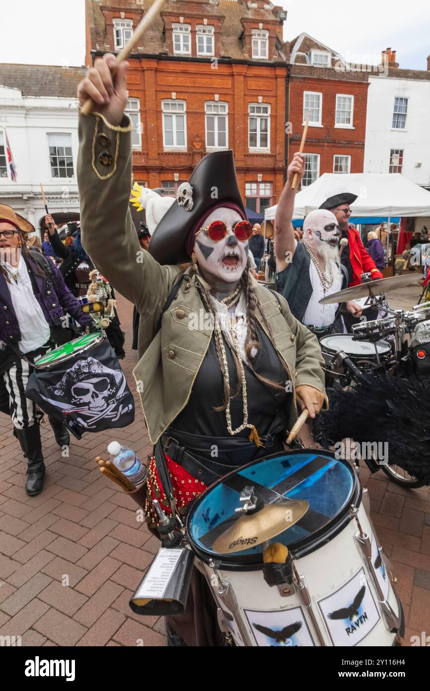 Angleterre, Kent, Faversham, Festival annuel des pirates, Raven Drummers Group parcourant le centre-ville Banque D'Images