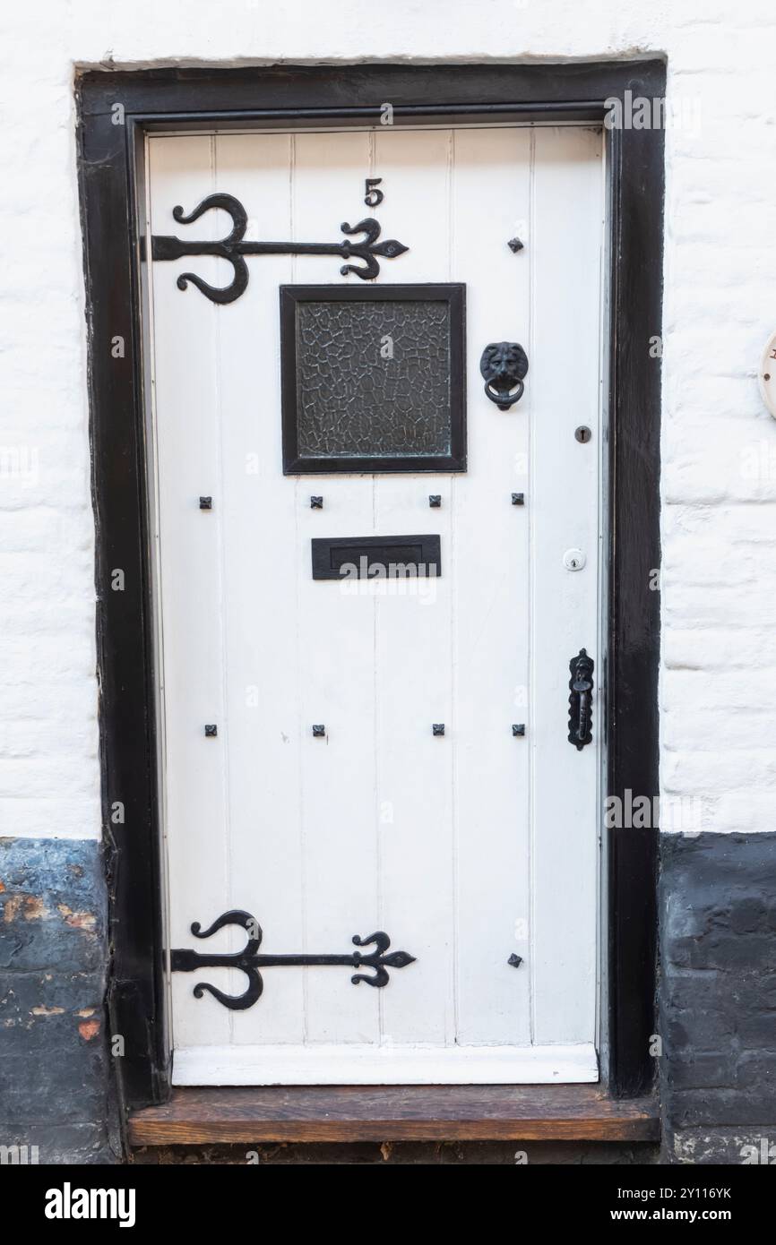 Angleterre, Kent, Sandwich, Orborate White Doorway avec décoration en ferronnerie Banque D'Images