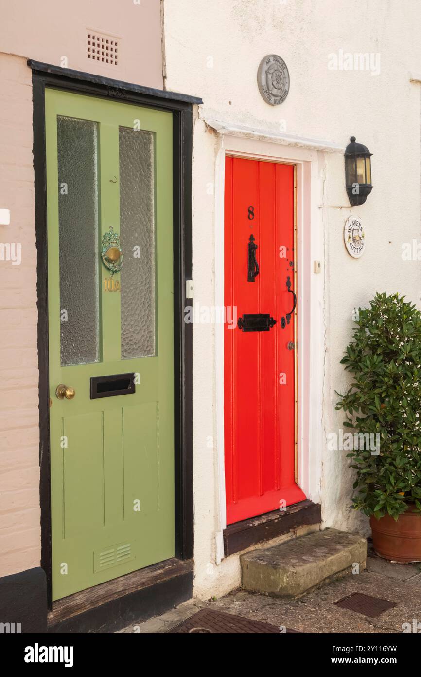 Angleterre, Kent, Sandwich, portes colorées rouges et vertes Banque D'Images