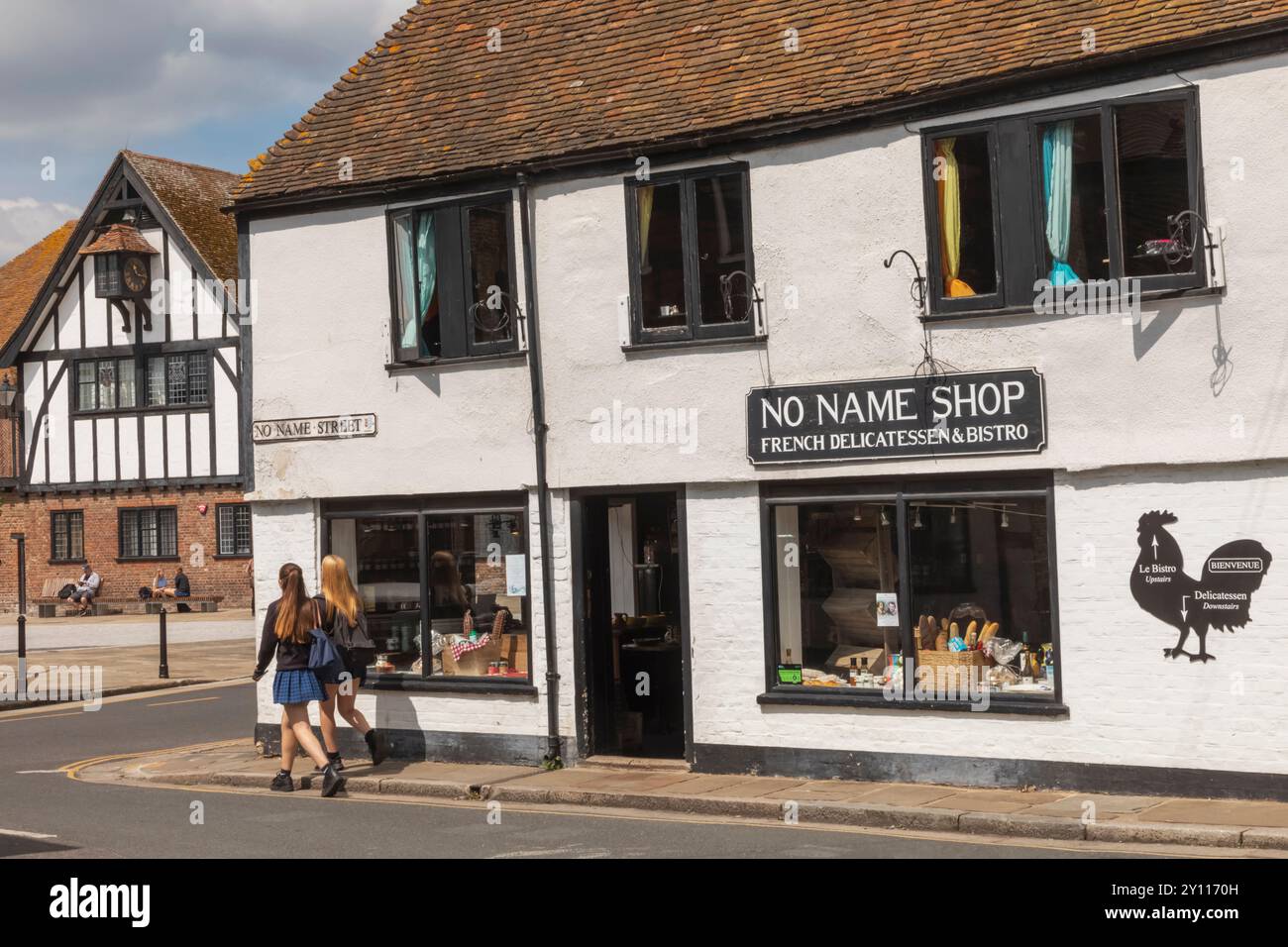 Angleterre, Kent, Sandwich, scène de rue avec des femmes marchant Banque D'Images