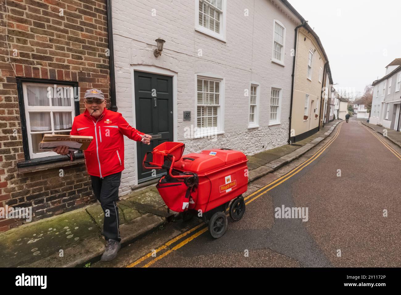 Angleterre, Kent, Sandwich, Royal mail Postman livrant le courrier Banque D'Images