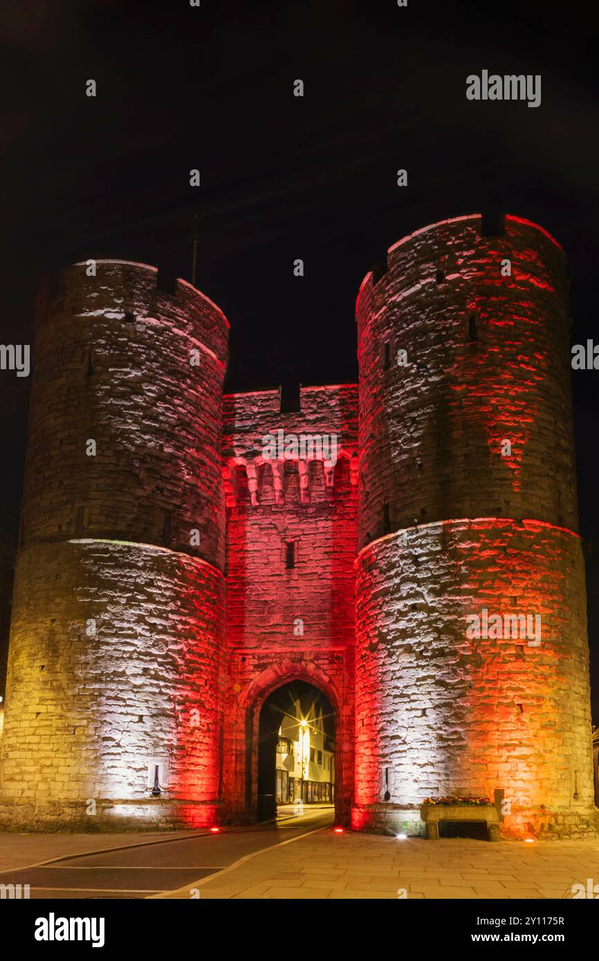 Angleterre, Kent, Canterbury, Westgate Tower et Musée illuminés la nuit Banque D'Images