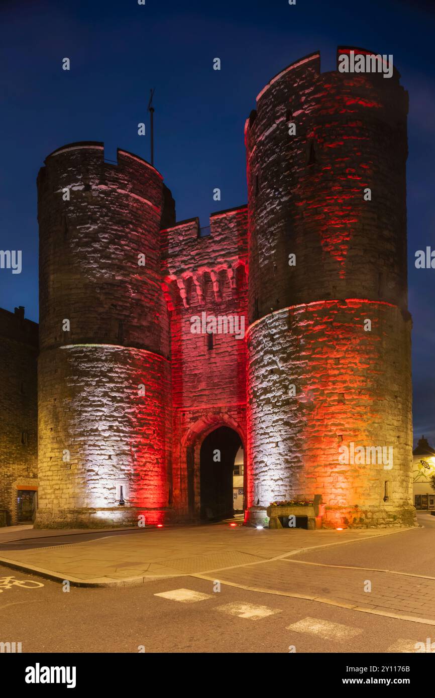 Angleterre, Kent, Canterbury, Westgate Tower et Musée illuminés la nuit Banque D'Images