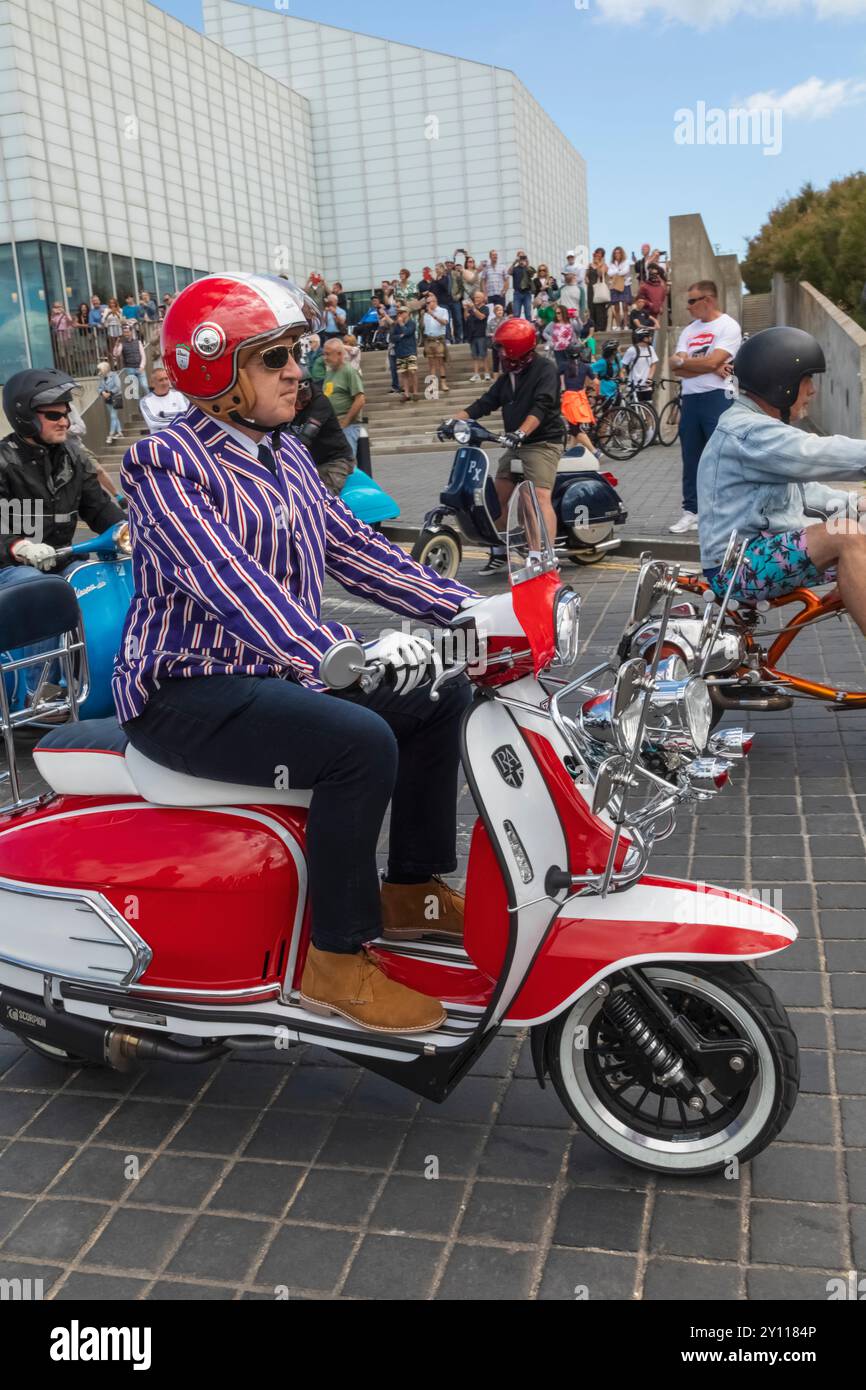 Angleterre, Kent, Margate, le Big 7 National Scooter Rally, hommes âgés bien habillés chevauchant un scooter Vintage coloré sur le front de mer de Margate Banque D'Images